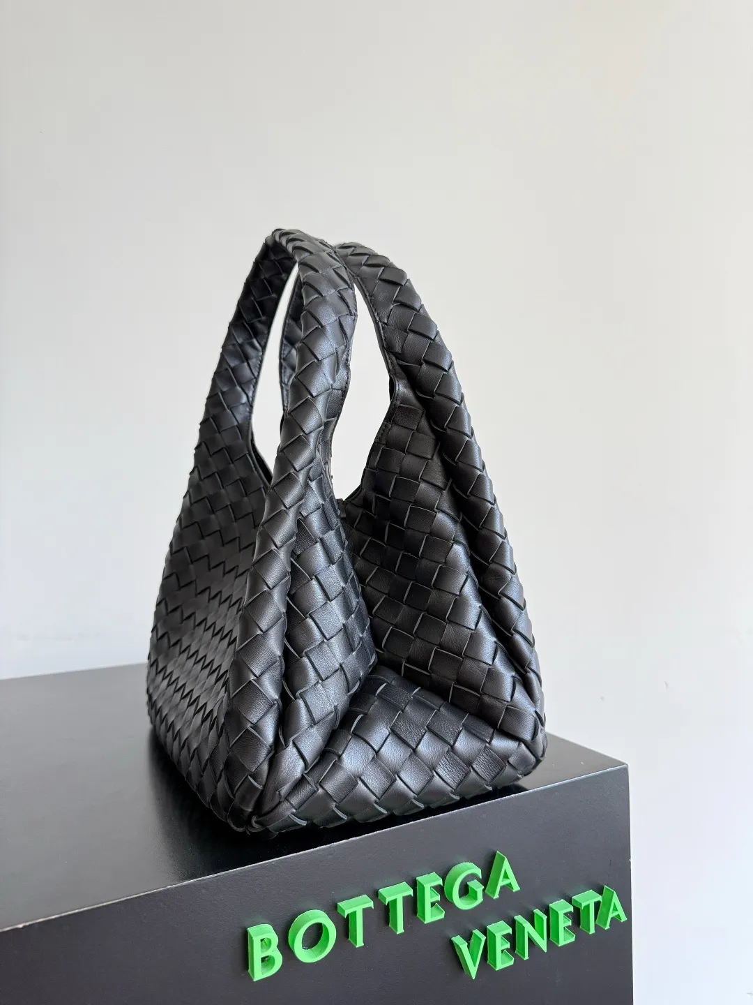 Batch 2160 new products are coming! BOTTEGA VENETA Bottega Veneta's 2025 new Campana shoulder bag is on the market~ First of all, I would like to praise the weight of this bag. As a not too small bag, it is very light for daily use. For people like me who need to carry a lot of belongings when going out, this advantage is great, and it greatly reduces the burden of traveling. 🛍️The shape is a bit like a combination of parachute and jodie. The blunt triangle shape is cute and honest. Carrying it on your back when going shopping is a good mood accelerator. The handles and body of the bag are both classic weaves. A tie is added to the original open design. If it is not tied up, the bag will look like a small vegetable basket when carried. Style number: 844249 Size: 33*20*16.5cm